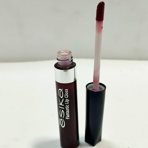 Imagen 1 de 2 de Labial Liquido Brillo Fantástico Esika Color Vino 6ml
