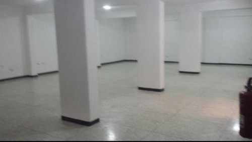 Imagen 3 de 30 de Espacioso Local Comercial En Excelente Ubicación En Alquiler En Barquisimeto, Cuenta Con 2 Baños Servicio De Agua. Luz, 2 Puestos De Estac. Arnaldo Lopez Tlf. 04245257450, Lara, Venezuela Cod. 22-6744