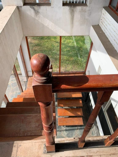 Casa De Dos Plantas Con Amplio Terreno