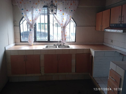 Rivero Bienes Raíces Promociona Y Vende Casa De Dos Niveles En La Urb. Girardot