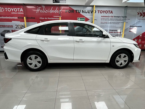 Toyota Yaris 4p Sedán Base L4/1.5 Aut