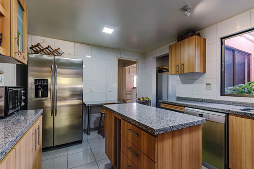 Casa En Venta De 4 Dorm. Pie Andino. Lo Barnechea