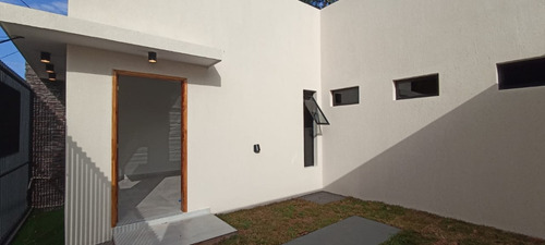 Vendo Casa Estilo Minimalista, A Pasos De La Playa Mbo´i Ka´e: 2 Habitaciones Y 2 Baños