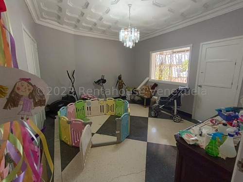 San Bernardino !! Amplia Y Hermosa Casa Totalmente Remodelada, Dividida En 3 Ambientes Independientes, 434 M2 Terreno, 555 M2 Const., 9 Hab., 8 Baños, 7 Pe, 3 Cocinas. Calle Cerrada Vigilancia 24/7 !!