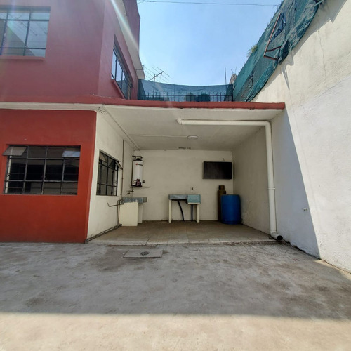 Amplisima Casa En Inmejorable Ubicación, Centrico Y Seguro.