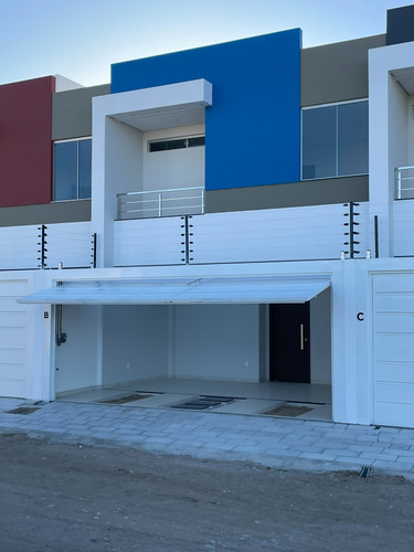 Lindos Sobrados De Alto Nível, Com Garagem Para 2 Carros, 3 Quartos Sendo 1 Deles Suíte, 3 Banheiros E Cozinha Integrada Com Sala.