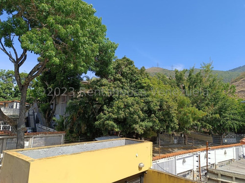 San Bernardino !! Amplia Y Hermosa Casa Totalmente Remodelada, Dividida En 3 Ambientes Independientes, 434 M2 Terreno, 555 M2 Const., 9 Hab., 8 Baños, 7 Pe, 3 Cocinas. Calle Cerrada Vigilancia 24/7 !!