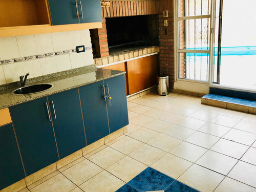 Chalet Ganesha . A Metros Del Lago Y A 3 Cuadras Del Centro , 9 Personas/ 6 Ambientes/ Pileta/ Calefaccion