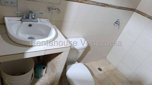 Descubre Esta Encantadora Casa En Venta De Tres Amplias Habitaciones, Tres Banos, Comoda Cocina, Sala Espaciosa,patio, Estacionamiento Para 5 Vehiculos , Sin Problema De Agua, Excelente Ubicacion