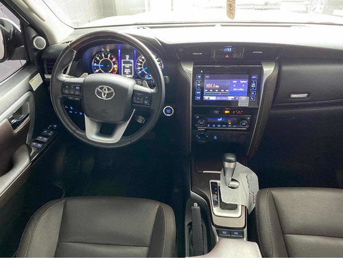 Imagen 4 de 10 de Toyota Sw4 2019 2.8 Srx 177cv 4x4 7as At