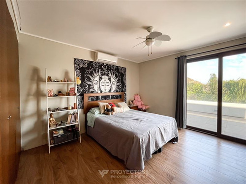 Casa En Venta De 5 Dorm. En Colina