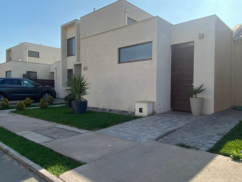 Casa Espaciosa Y Nueva, Con Muchas Dependencias.