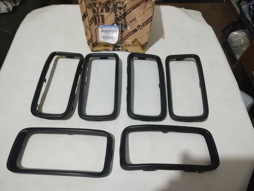 Kit Moldura Grade Dianteira Cor Preta Com 6 Peças Renegade