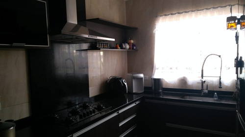 Sobrado À Venda Camilopolis Com 3 Quartos, 2 Banheiros, 2 Vagas E 204m²