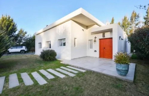 Casa En Venta - 4 Dormitorios 3 Baños - Verónica