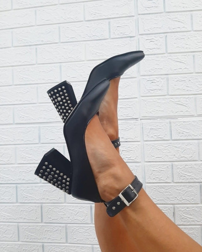 Zapato De Taco Con Tachas Y Pulsera Al Tobillo. Negro