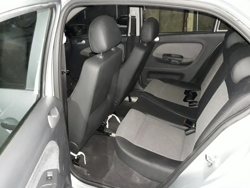 Volkswagen Voyage 1.6 Comfortline I-motion / Nafta / 2013