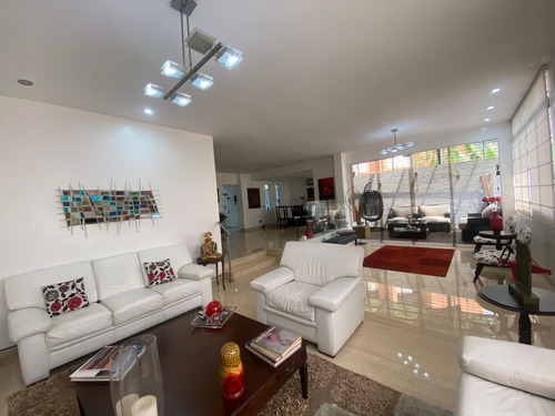 Town House En Venta. Urb. Santa Eduvigis