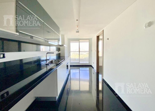 Imagen 8 de 25 de Venta Departamento En Playa Brava, Torre De Categoria, 2 Dormitorios Dependencia De Servicio