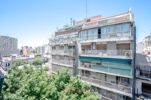 Departamento De Cuatro Ambiente Remodelado A Metros De Av. Rivadavia