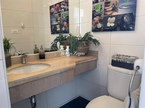 Casa En Venta De 5 Dorm. 4 Baños En Condominio En Las Condes