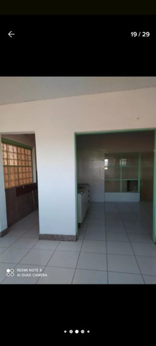 Casa De 3 Quartos, 2 Banheiros E Quintal No Fundo
