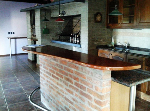 Hermosa Casa Con Todos Los Servicios Con Gran Parque Verde.