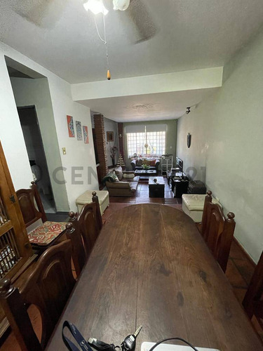 Venta Casa 5 Ambientes - Padua Centro - Con Parque Y Pileta