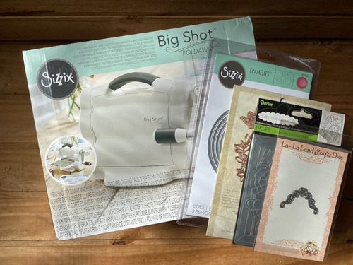 Imagem 2 de 5 de Máquina De Corte Relevo Sizzix Big Shot Foldaway Kit C/dies