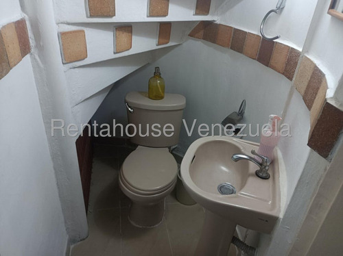 Julio Latouche 25-10392 Townhouse En Venta La Entrada Naguanagua, Cómodo Y Acogedor, Clima De Montaña, En Plena Avenida.