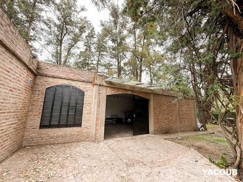Casa En Venta - 3 Dormitorios 3 Baños - 2.100mts2 - Villa Elisa