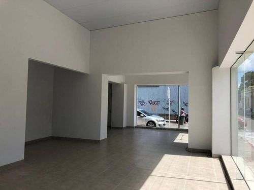 Imagen 6 de 9 de Esquina Comercial De Doble Altura En Pleno Centro
