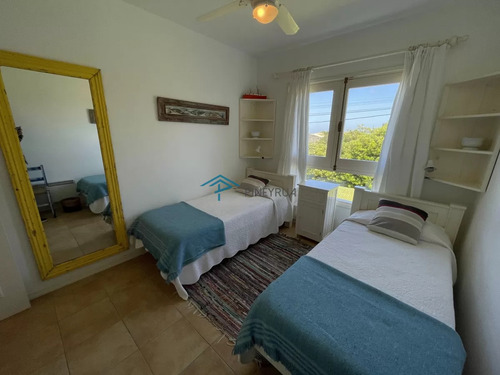 Venta De Casa Amplia De Construcción Sólida Sobre Primera Fila De Mar En La Juanita, José Ignacio