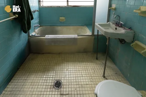 Casa De 4 Recamaras Con Uso De Suelo Comercial Y Jardín Junto Al Centro Médico La Raza