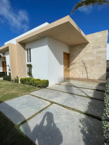 Villa En Bávaro Con Línea Blanca A Estrenar