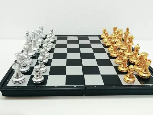Cima, dourado, rei xadrez, ou, checkers, com, blurry, gavel
