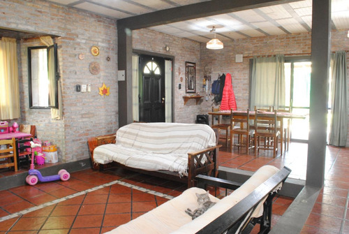 Casa En Venta En Roldan Centro Gran Jardin.