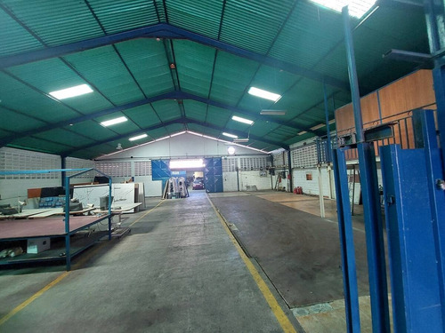 Venta De Galpón. Zona Industrial La Quizanda. Portón De Acceso En El Frente Del Galpón De 4 M. De Altura Con Santamaria. Mr.