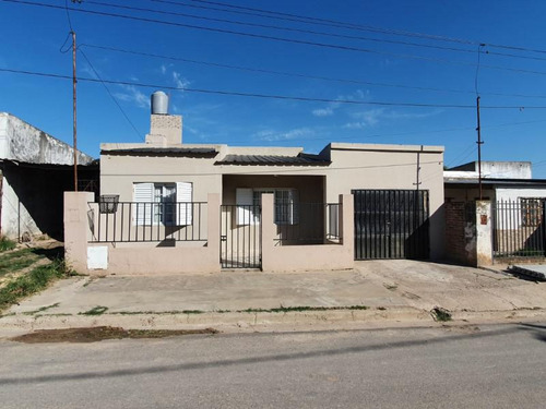 Casa De 3 Dormitorios Con Jardín, Quincho Cerrado Y Pileta! Coronel Suarez 583  Victoria, Entre Ríos