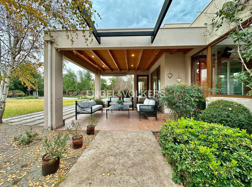 Casa En Parcela Con Gran Jardín No Perimetral