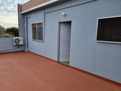 Excelente Ubicación Casa De 2 Plantas Importe Parque Jardín Al Frente Toma De Dpto Chico Como Parte De Pago