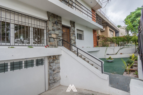 Venta De Casa En La Blanqueada Con Garaje Y Jardín