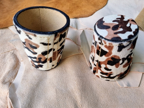 Imagen 4 de 4 de Cachos De Cuero, Animal Print 1 Vaso Y 5 Dados