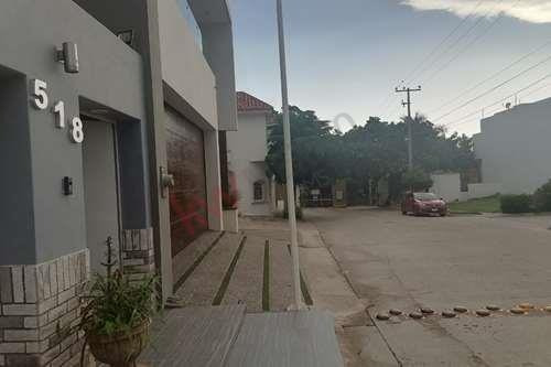 Imagen 3 de 25 de Casa Amueblada En Venta En El Vecindario Colinas De San Miguel