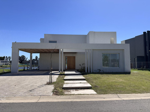 Casa En  Santa Ana, Al Lago