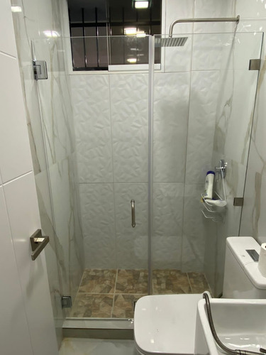 Imagen 4 de 7 de Puertas Para Ducha En Vidrio Transparente Y Esmerilado.