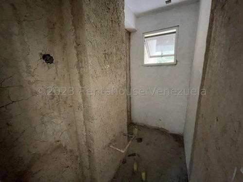 Townhouse En Venta Ubicado En Maracay Urb La Floresta Db 23-5804