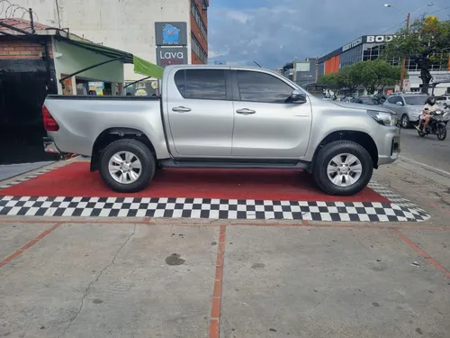 Toyota Hilux 2.4 Mt 4x4 Diésel