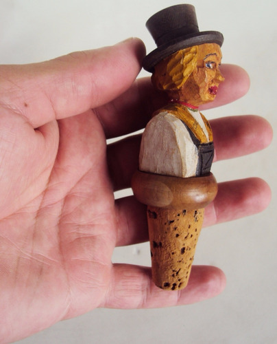 Imagem 2 de 6 de Tampa Rolha De Garrafa - Mulher Com Chapéu Esculpida Madeira
