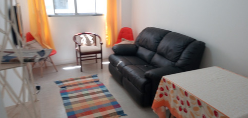 Apartamento De 1 Dormitório. Prédio Com Elevadores. No Centro Do Bairro!!